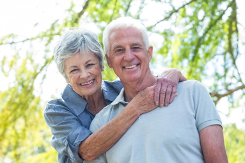 Bild älteres Paar aktiv wissend um natürliche Darmgesundheit
