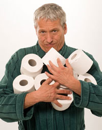 Bild zu Durchfall „akut“. Mann stapelt Toilettenpapier